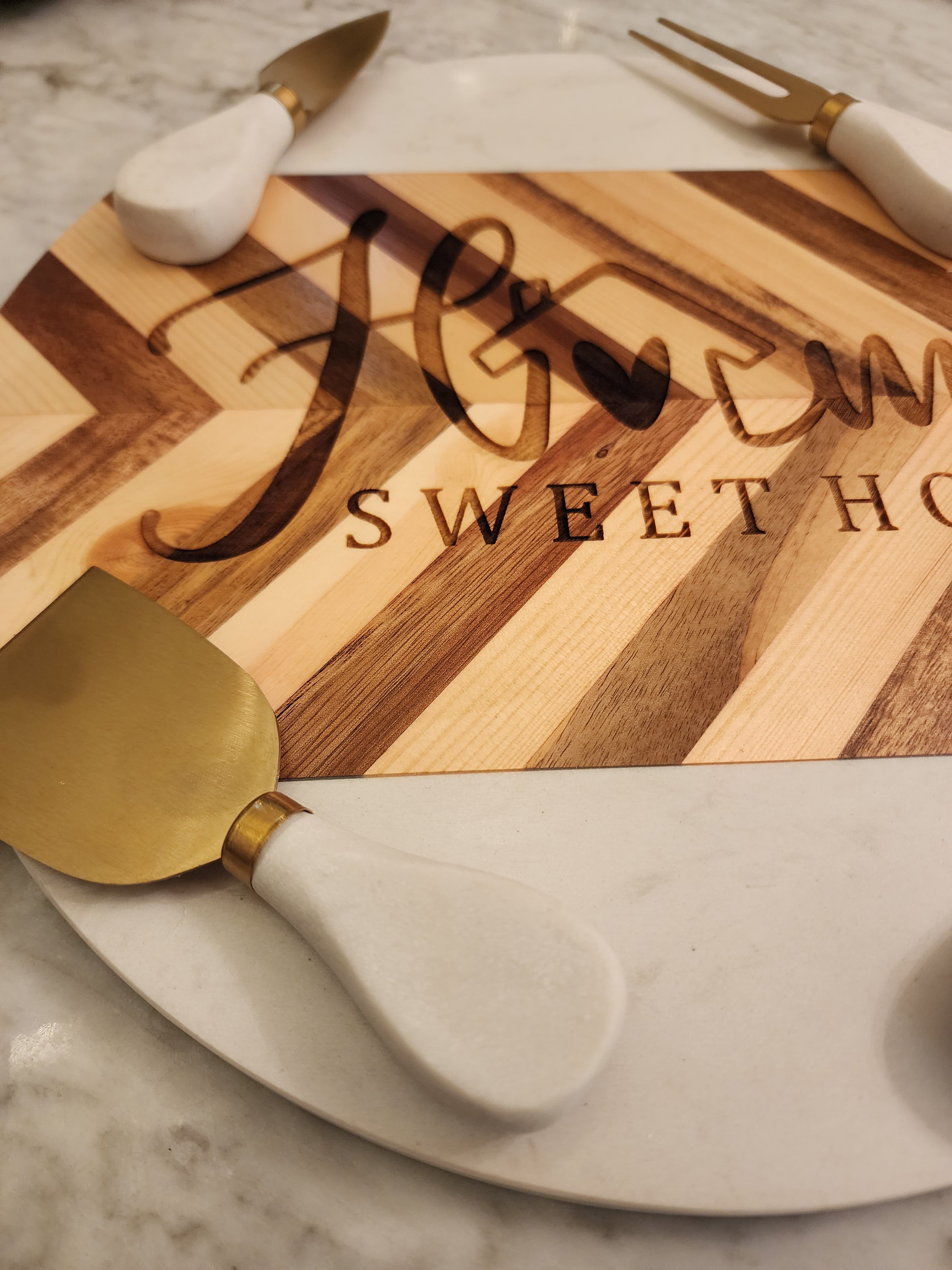 Home Sweet Home Marble and Acacia Wood Round Serving/Charcuterie Board